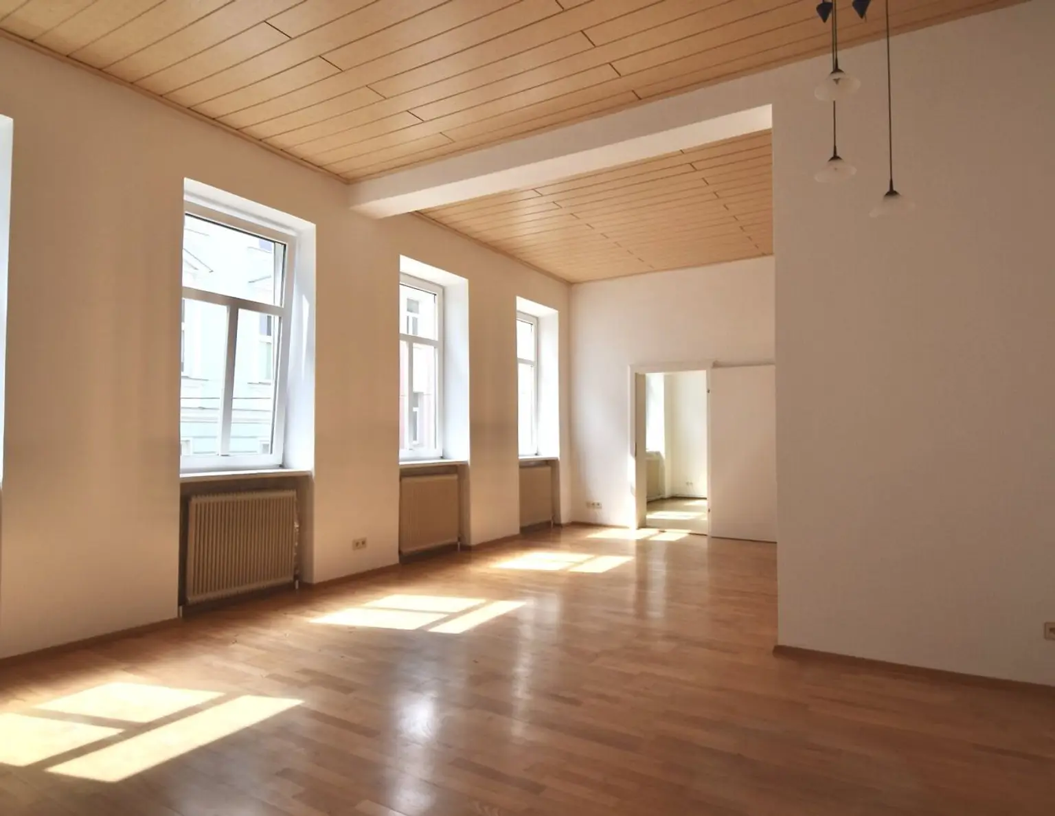 BEFRISTET VERMIETET - ANLAGEHIT!! Sonnige Familienwohnung - gesamte Etage!