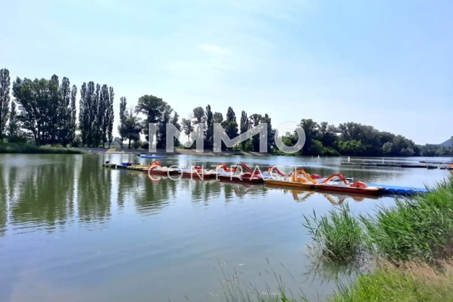Schwimmen oder Bootfahren im Donauarm