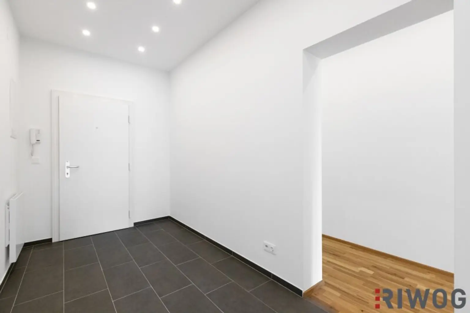 ERSTBEZUG nach Sanierung mit Blick auf Schloss Laudon  | ca. 16 m² Loggia  | Garagenplatz | Vollausgestattete Küche | Erholungsgebiet angrenzend