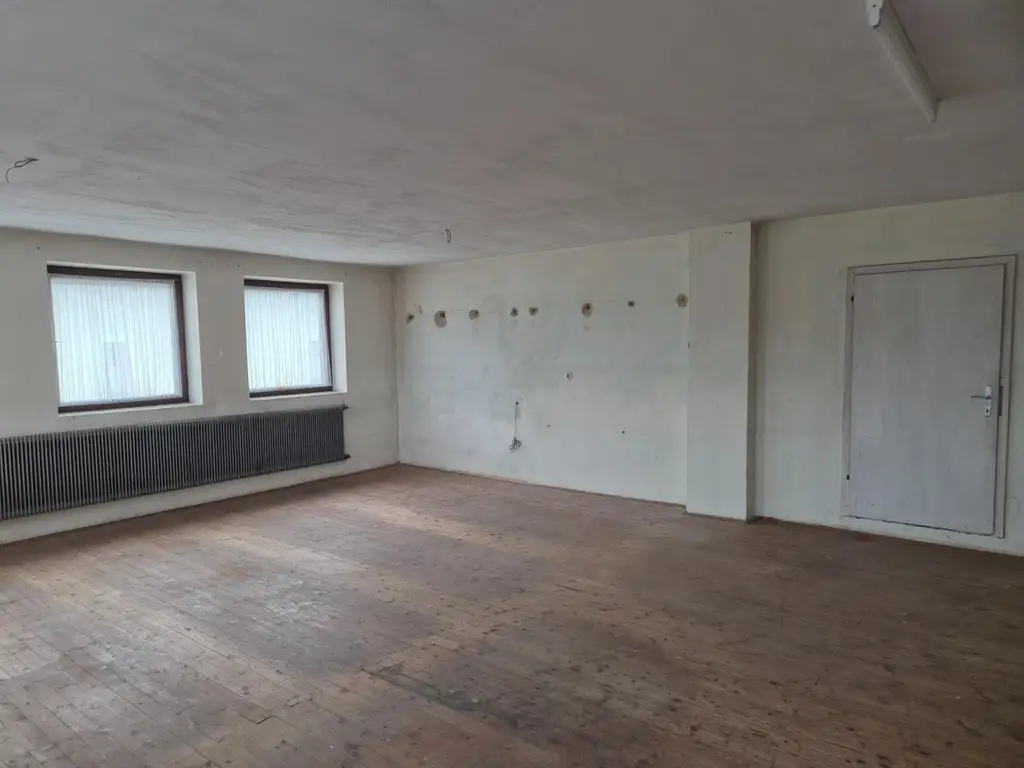 Mehrfamilienhaus mit Geschäftslokal