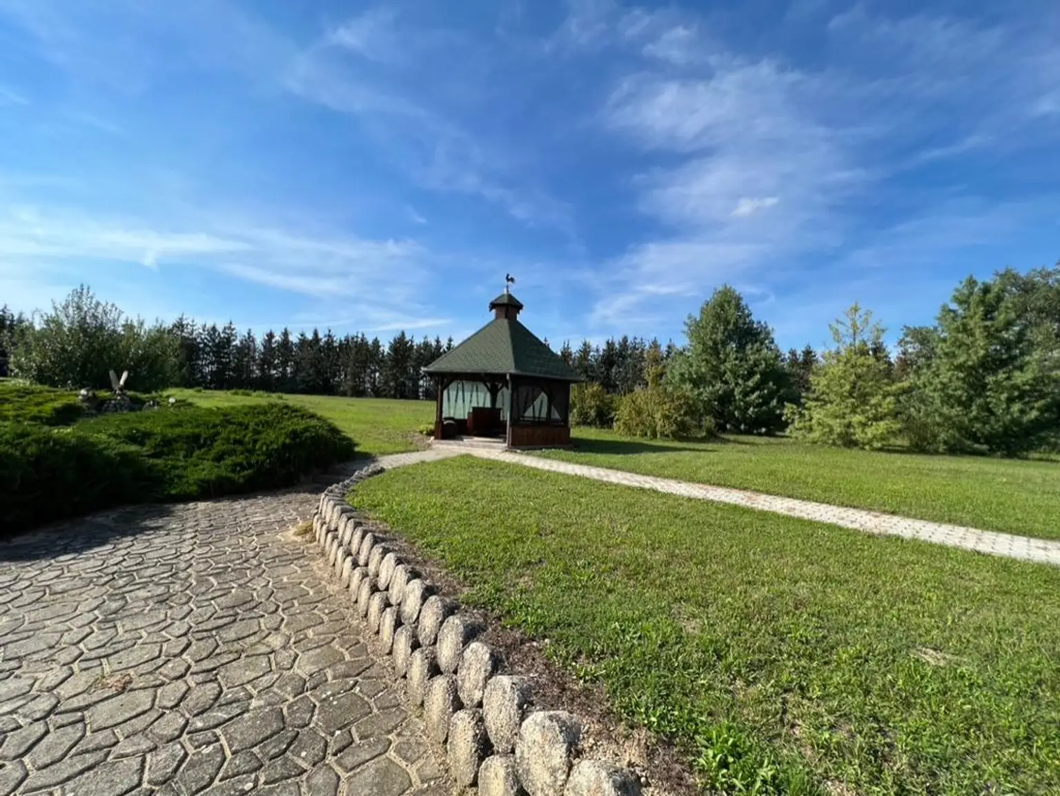 UNGARN ... "und am Ende der Straße steht ein Haus am SEE"
