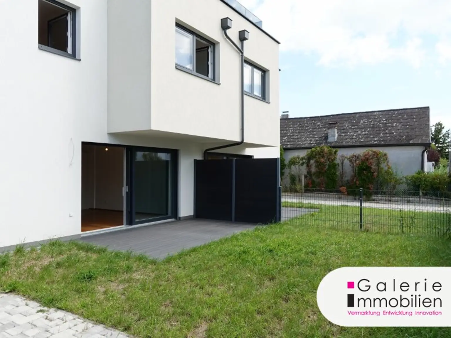 Erstbezug: Sehr schöne, helle und ruhige Doppelhaushälfte (links) mit 4 Zimmern, Eigengarten und Panoramablick-Dachterrasse!