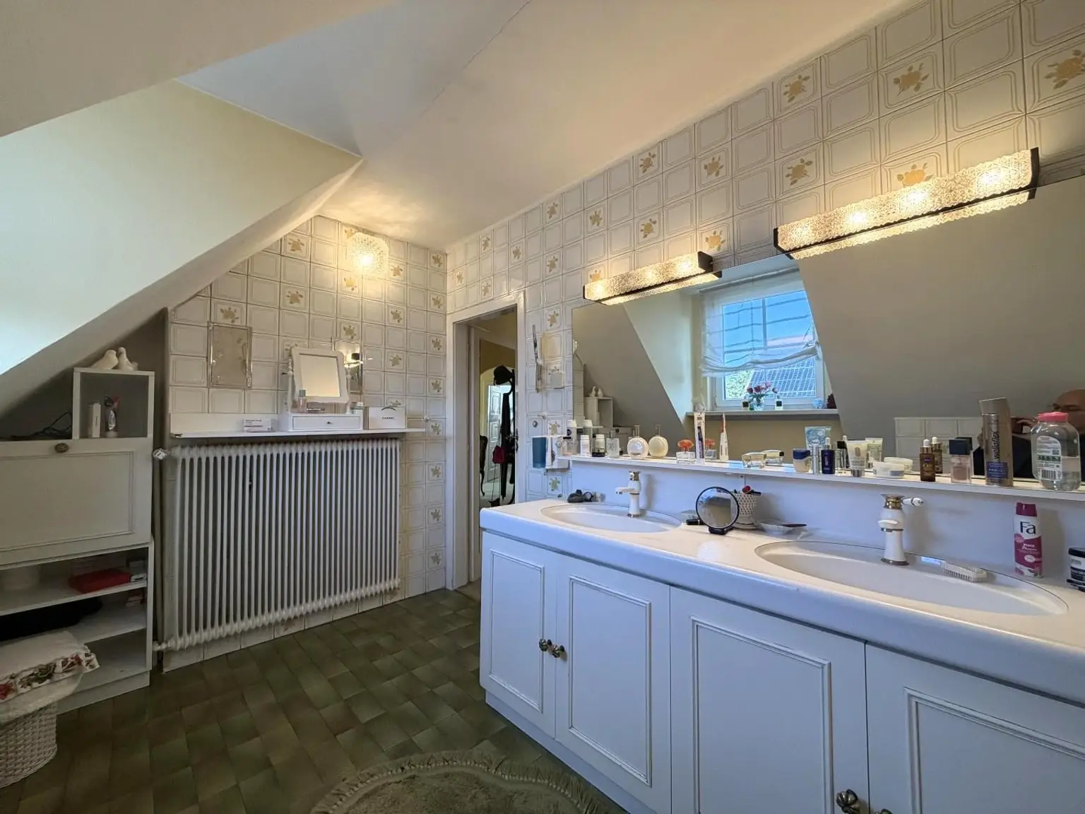 OG / Badezimmer mit Fenster