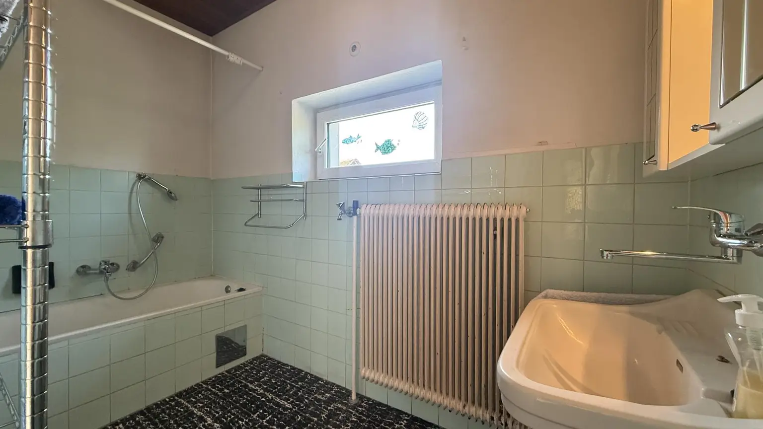 Badezimmer mit Badewanne