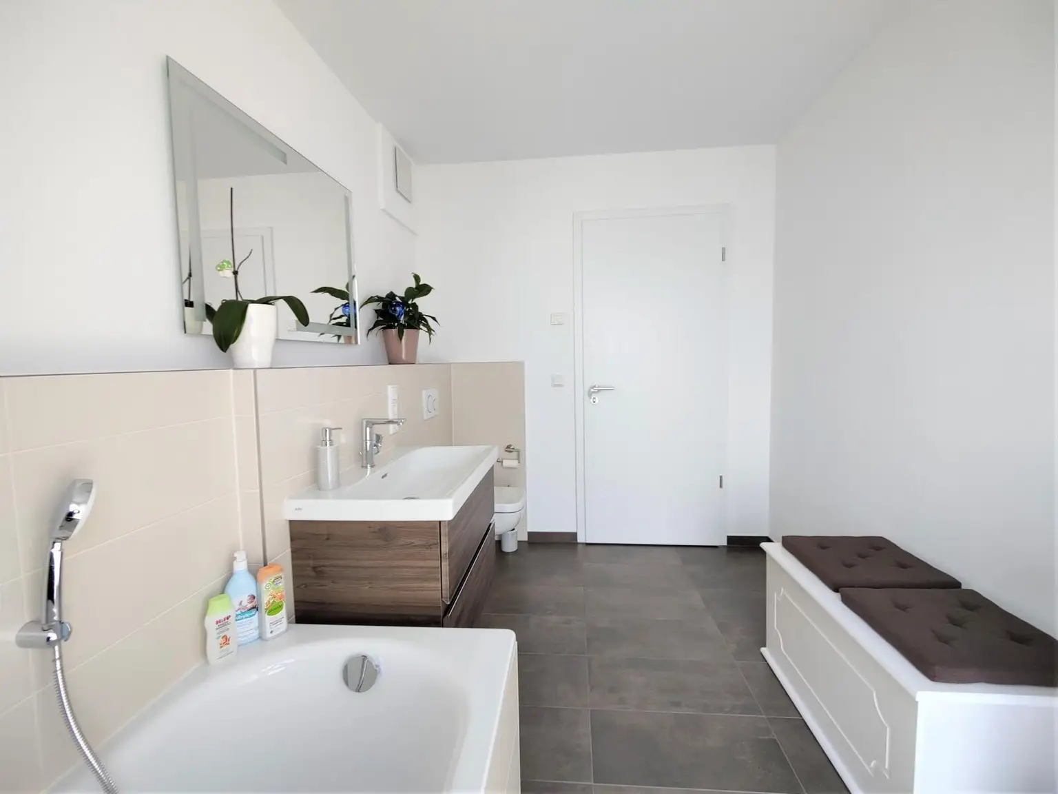 Tageslichtbadezimmer mit Badewanne