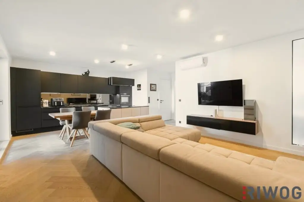 Altbau-Chic im Dachgeschoss | 3-Zimmer Balkonwohnung mit Klimaanlage und Fußbodenheizung