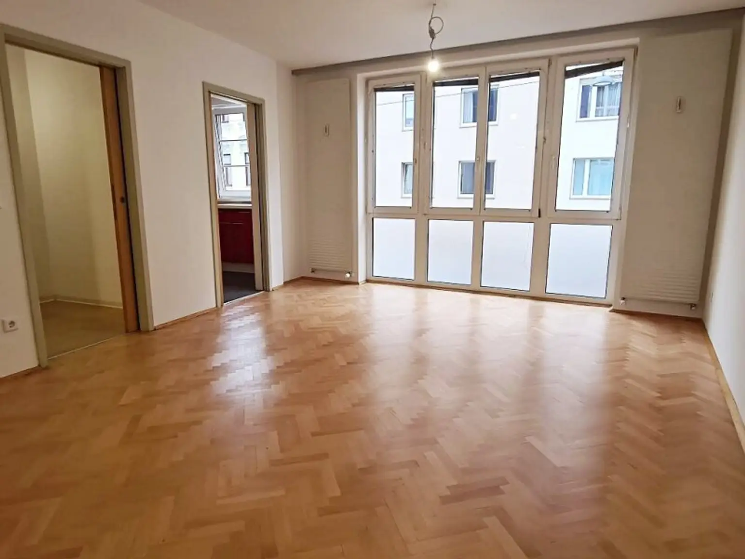 BUCHENGASSE, U1-NÄHE, 57 m2 Neubau mit 10 m2 Terrasse, 2 Zimmer, Komplettküche, Wannenbad, Parketten, 1. Liftstock