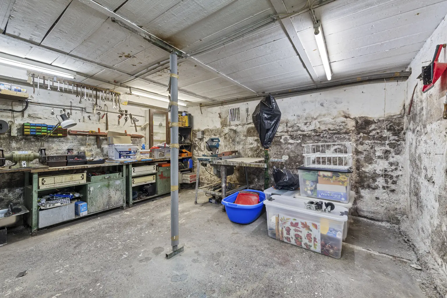 Einfamilienhaus mit großem Garten, Pool und Entwicklungspotential