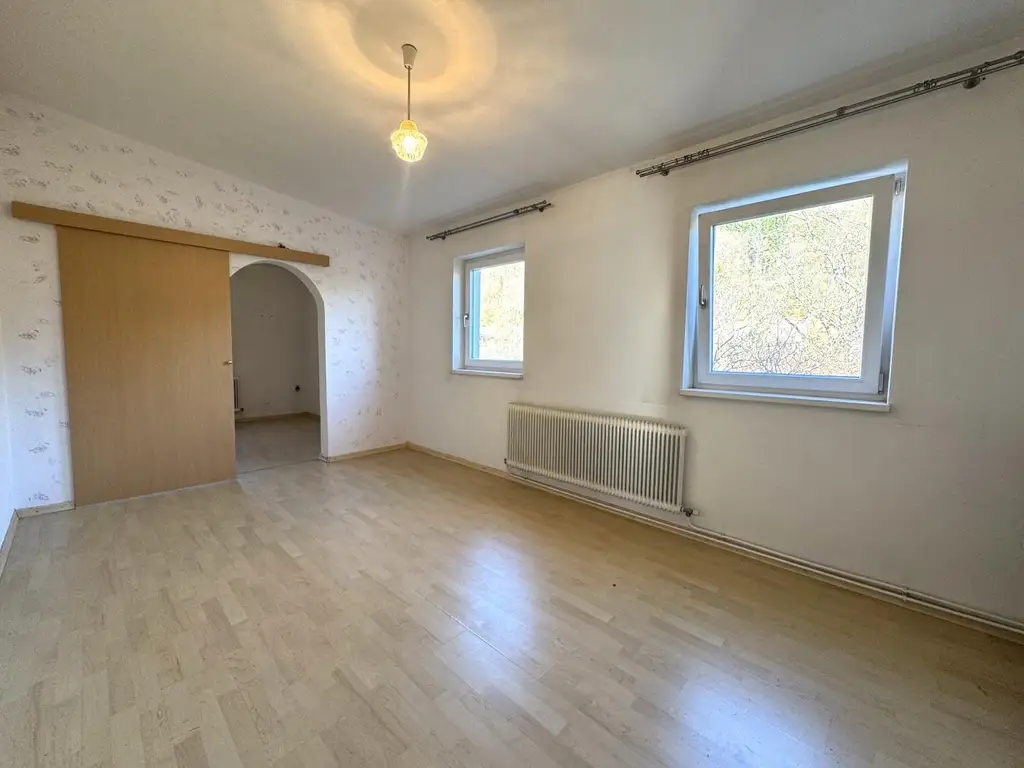 Sanierungsbedürftiges Mehrfamilienhaus mit großem Grundstück und hoher Bebauungsdichte