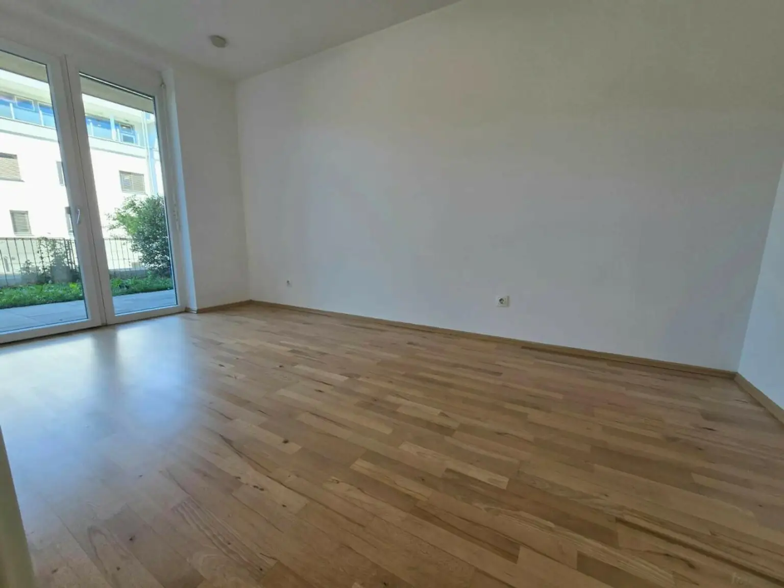 Moderne 2 Wohnung mit großem Balkon und Tiefgaragenplatz - ab sofort - Eggenberg!