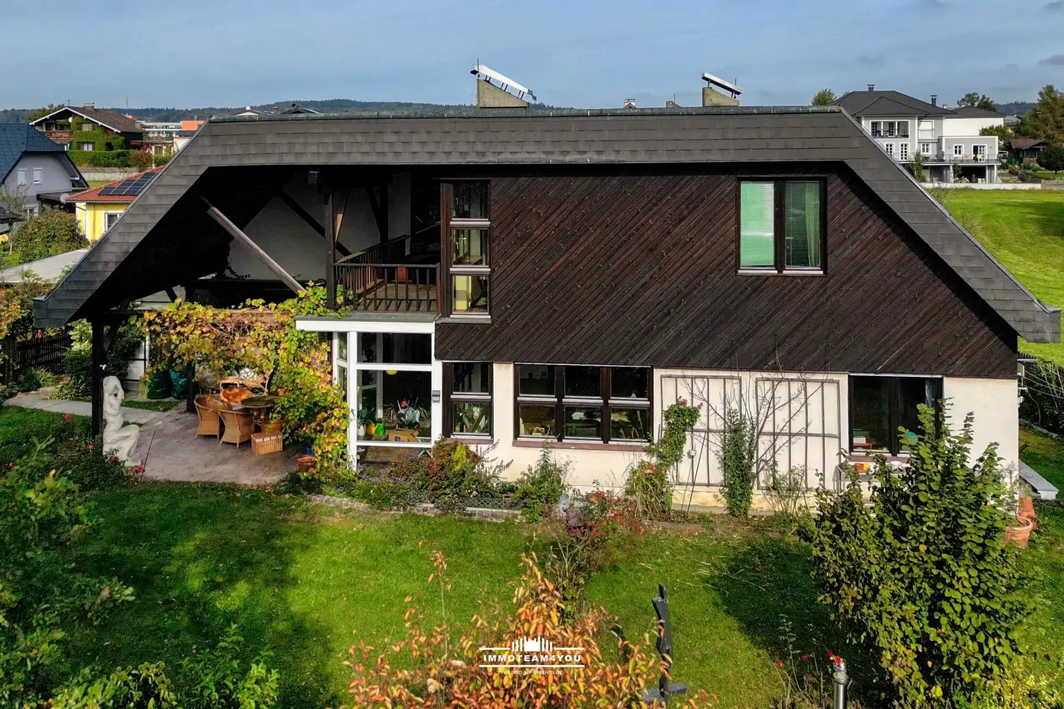 Sie brauchen viel Platz? Wir haben die Lösung. Sanierungsbedürftiges Architektenhaus in bester Lage.