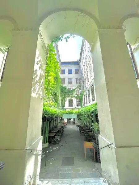 WOHNEN im 7-ten HIMMEL - INNENSTÄDTISCHE EIGENTUMSWOHNUNG- ELEGANTE Klassische Wiener-Altbau-Wohnung mit 2-Zimmern in Top Lage am SPITTELBERG - DURCHHAUS!