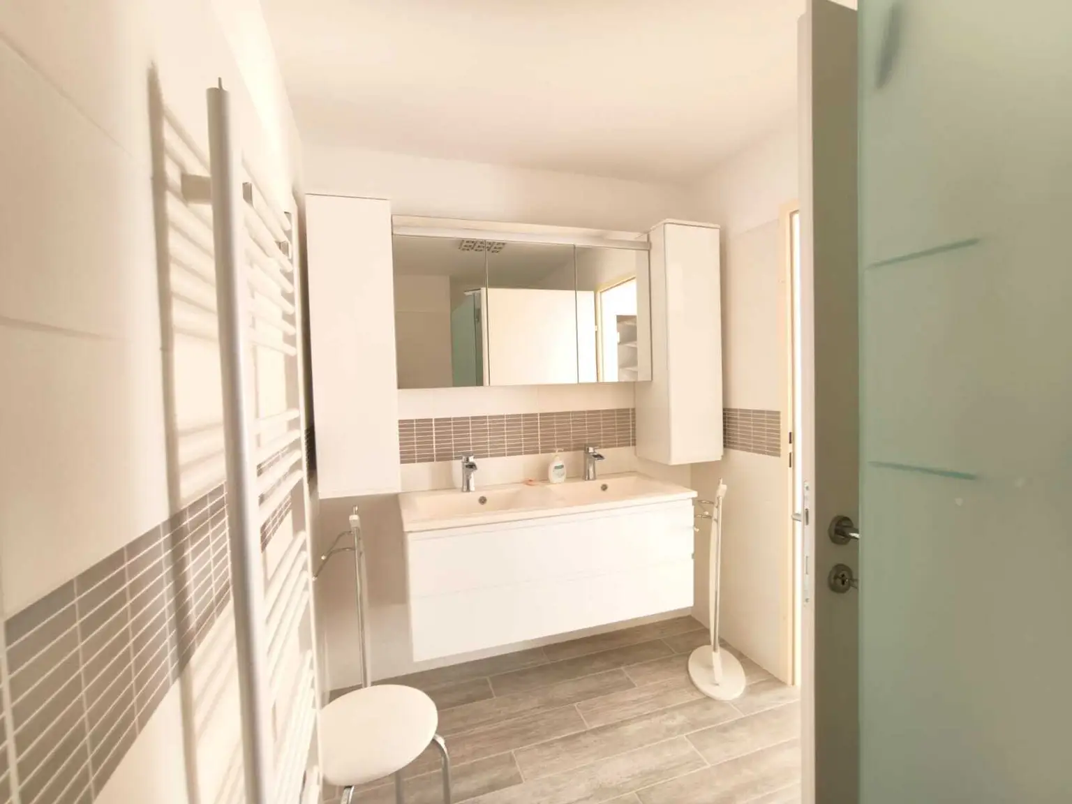 Moderne 3 Zimmerwohnung inkl. Balkon + 2 Garagenplätze!