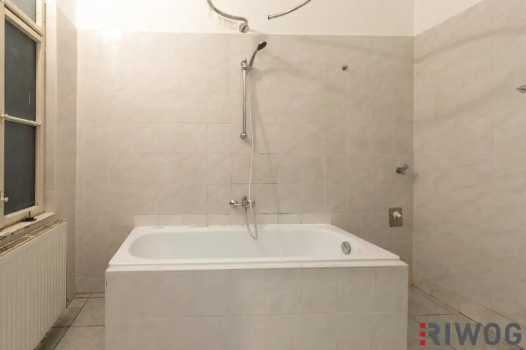 NÄHE 1. BEZIRK, DONAUKANAL UND AUGARTEN | Stilaltbauwohnung mit Potenzial | ca. 3,60 m Raumhöhe | Teils Hoflage | Rembrandtstraße