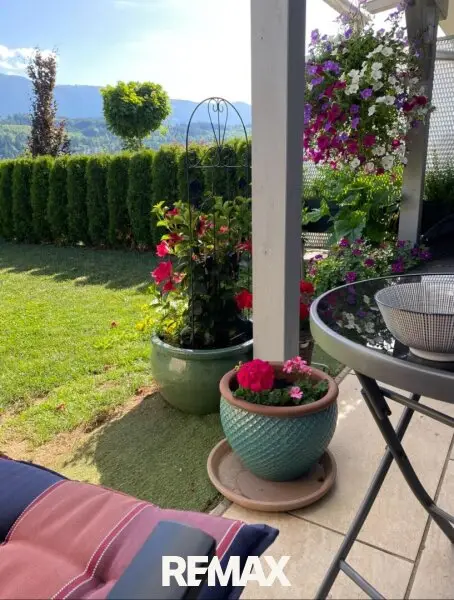 mit viel Grün und Blumen