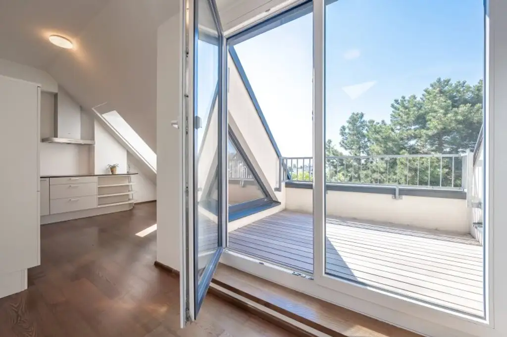 Panoramaliebling: Luxuriöse DG-Wohnung mit Dachterrasse und Fernblick