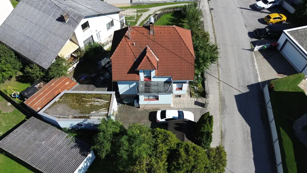 Kompaktes Wohnhaus mit Keller    in Bahnhofsnähe   -  sehr gutes Preis/Leistungsverhältnis !!!!