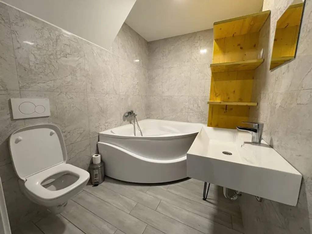 Exklusive Dachgeschoss-Wohnung: 4 Zimmer & 3 Terrassen (Heizkosten inkl.)