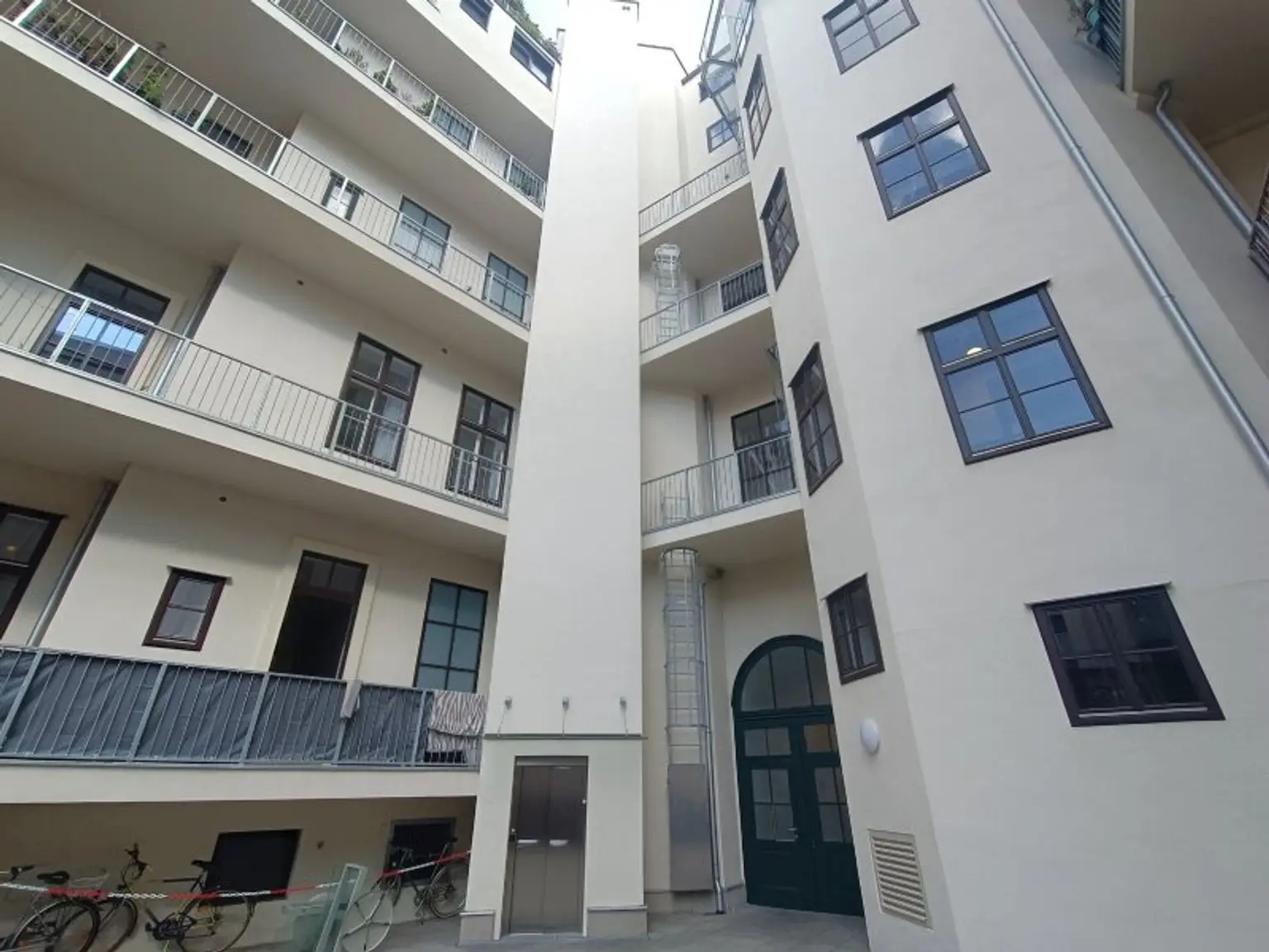 Moderne Dachgeschoss-Wohnung mit Freifläche in Bestlage! Nähe U4 Margaretengürtel & Pilgramgasse! Verfügbar ab 01.02.2026!