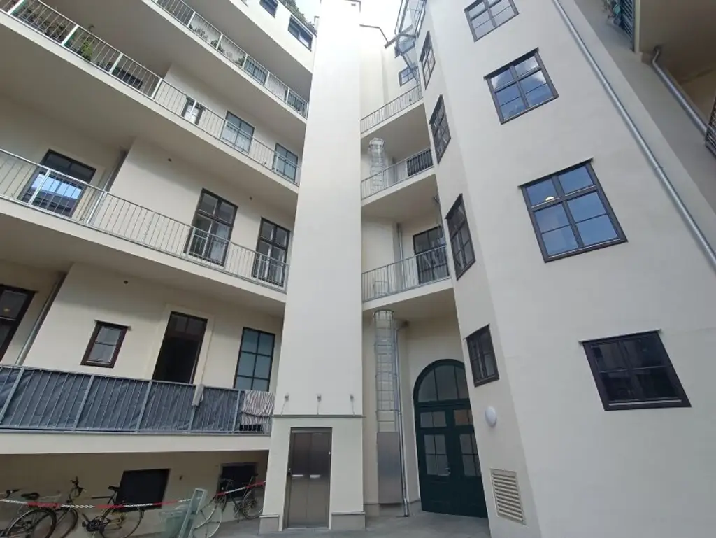 Moderne Dachgeschoss-Wohnung mit Freifläche in Bestlage! Nähe U4 Margaretengürtel & Pilgramgasse! Verfügbar ab 01.02.2026!