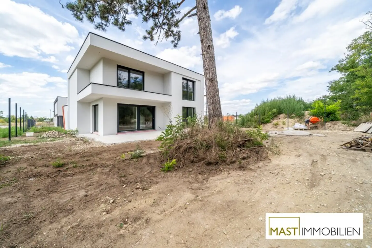 ERSTBEZUG - Modernes Einfamilienhaus mit 148 m² Wohnfläche, Balkon, Terrasse & 2 PKW-Stellplätzen in Strasshof – belagsfertig!