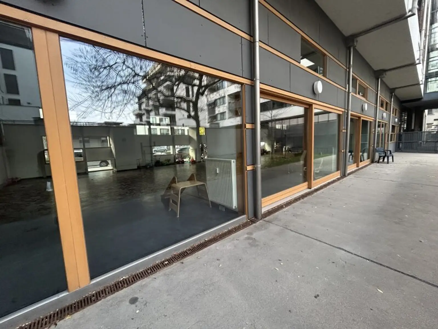 Bright 3-Room Apartment with Southeast-Facing Loggia in Prime Location – Near U1 Kagran & Donauzentrum