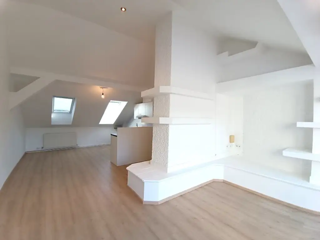 Dachgeschoss-Wohnung mit Innenhoflage! 3 Zimmer! Nähe Servitenviertel und U4 Friedensbrücke!