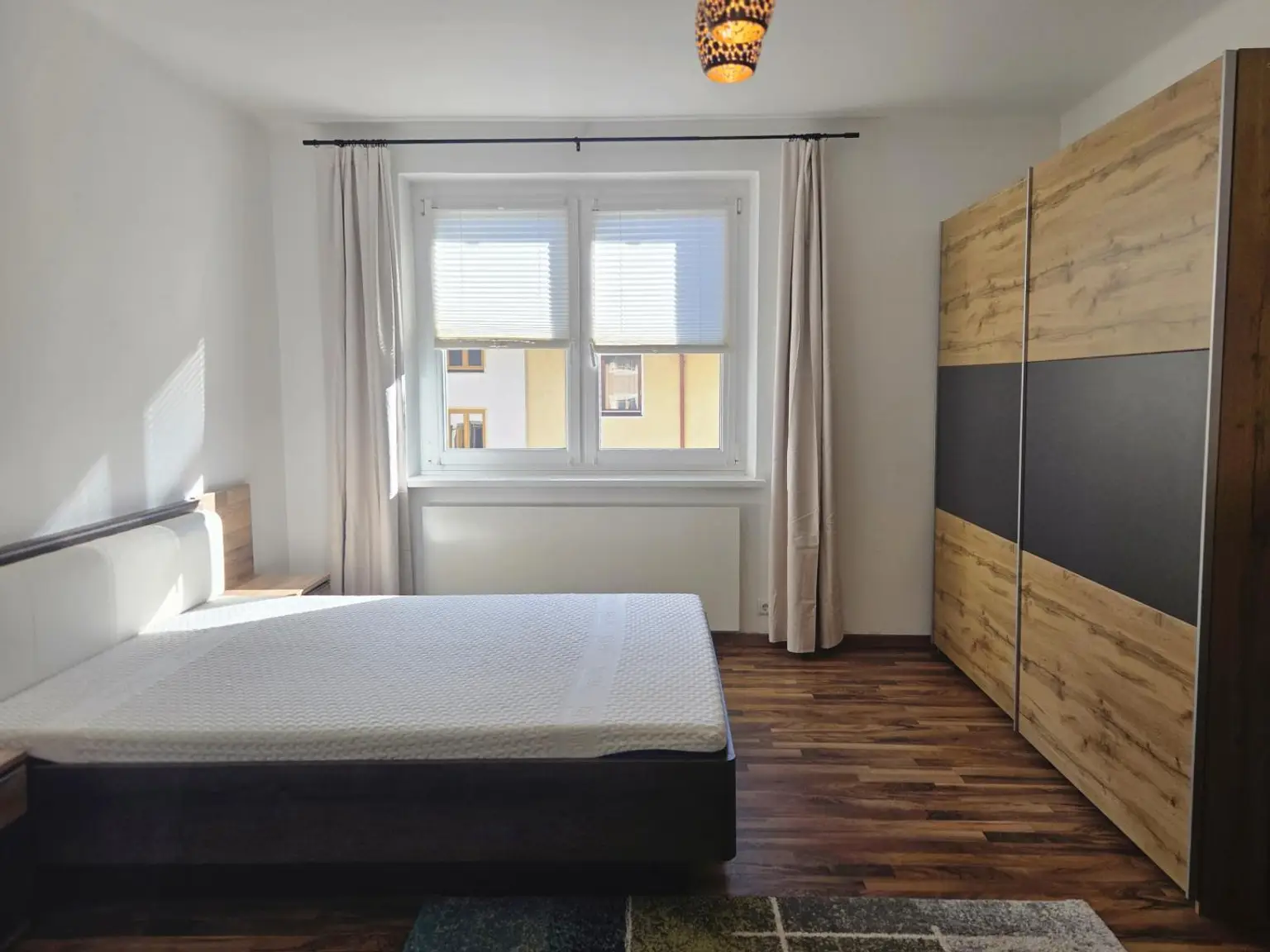 Schlafzimmer hell und ruhig