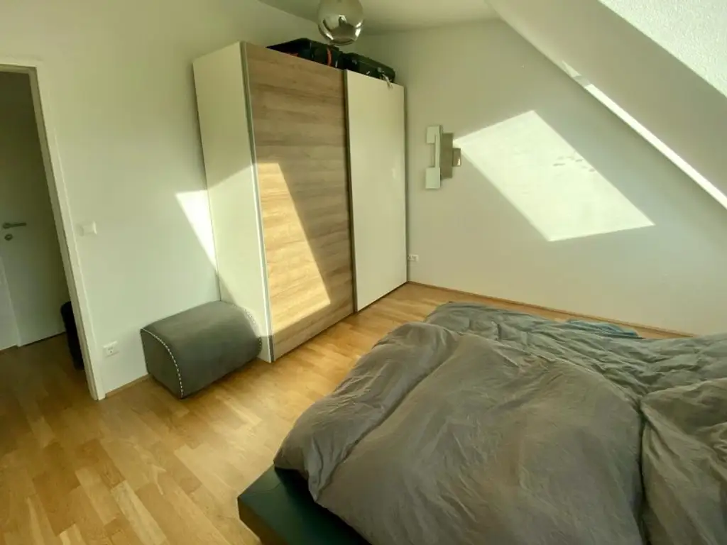 VOLL MÖBLIERTES traumhaft ruhiges Dachgeschoss-Appartement mit Terrasse und perfektem Öffi-Anschluß