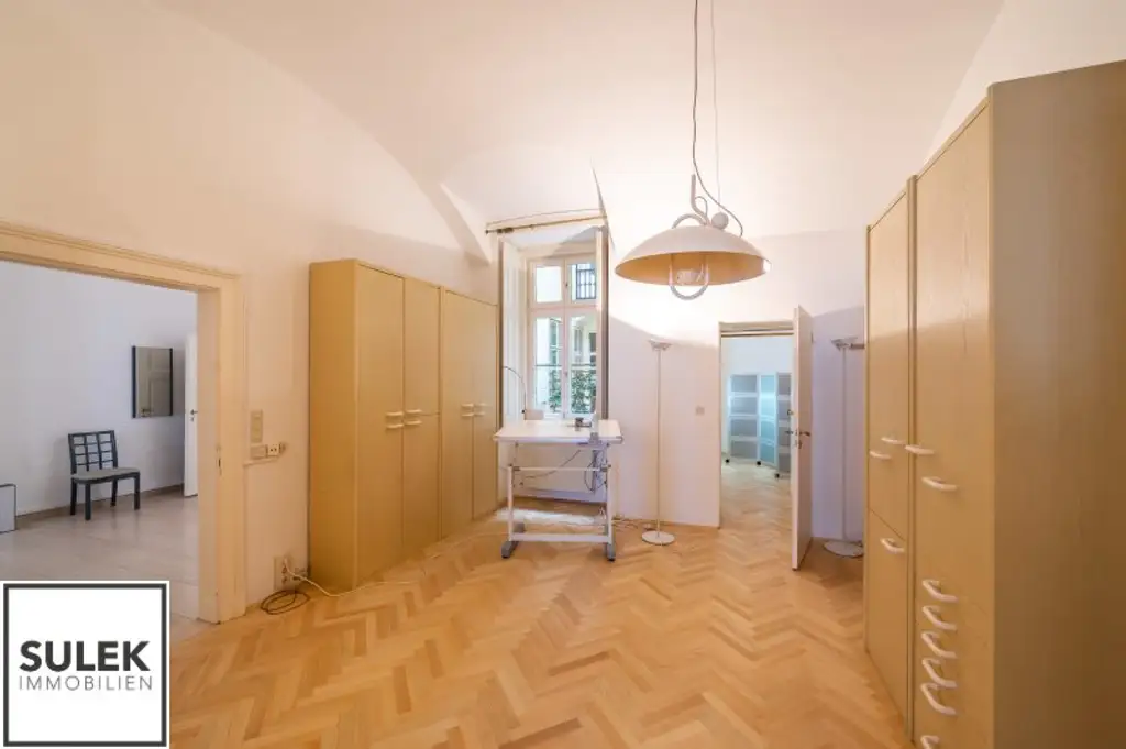 Ihr neuer Bürostandort am Stadtpark! Altbau mit großen Kellerräumlichkeiten - sofort beziehbar!