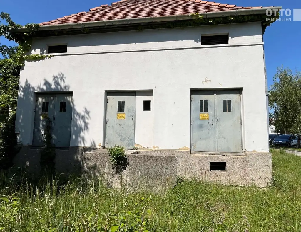 Urbanes Grundstück mit altem Trafohäuschen