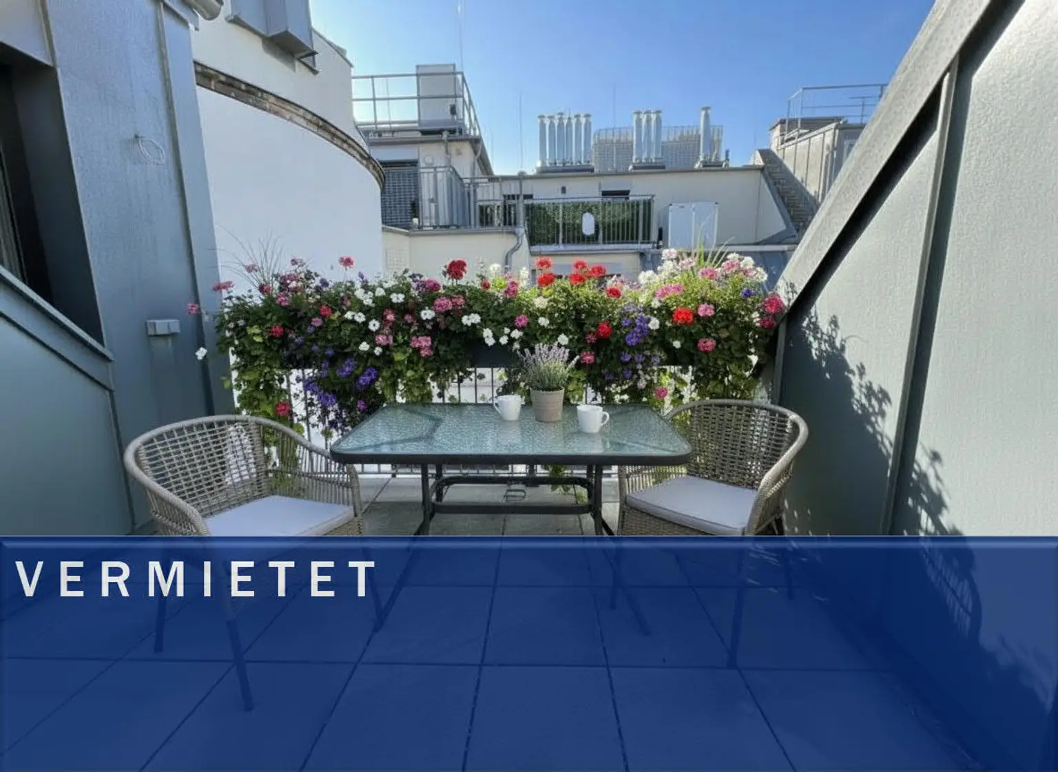 UNBEFRISTET: Attraktive, klimatisierte Dachgeschoss-Wohnung mit Balkonen und Dachterrasse und einmaligem Blick über Dächer Wiens