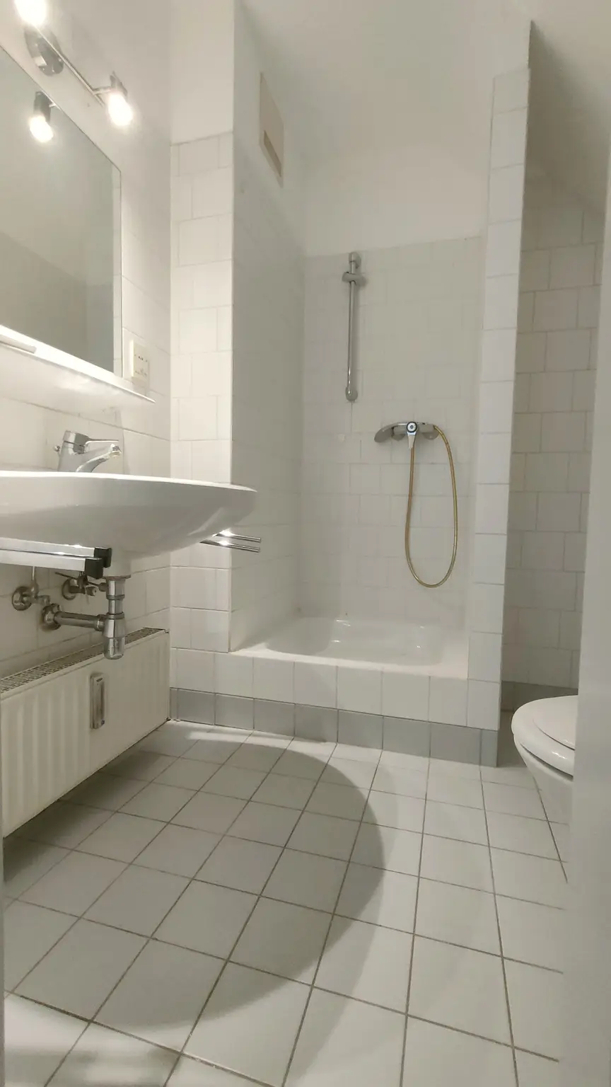 Moderne Dachgeschoß-Garconniere in ruhiger Lage Nähe U4-Unter St. Veit!