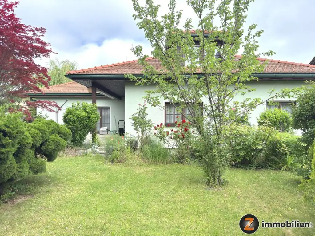 Einfamilienhaus mit Garage, schönem Garten und Teich in ruhiger Wohnlage