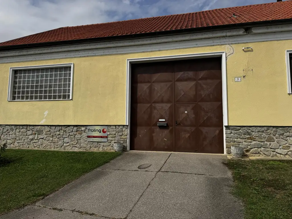 Ehemaliger Bauernhof mit Wohnhaus, Innenhof & Nebengebäuden & Pferdeoption