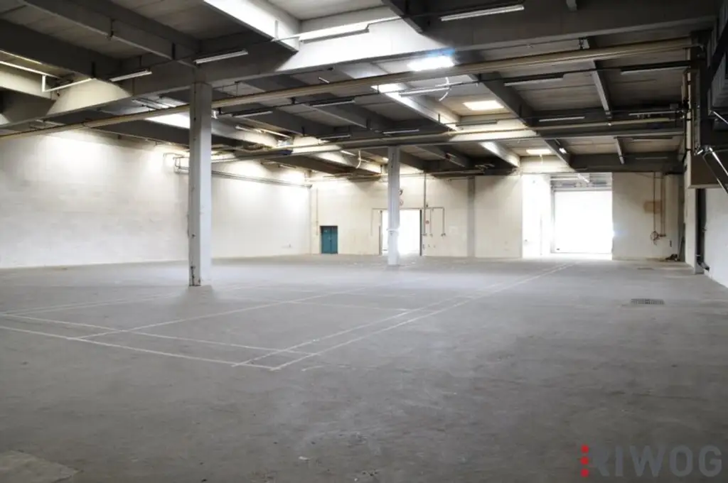 Ebenerdige Halle mit 1.180m² im Industriegebiet Strebersdorf! Autobahnnähe! Mit LKW/Bus befahrbar!