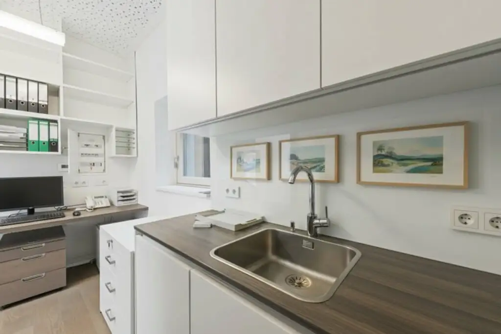 Exklusive Villa mit Nebengebäude in Gießhübl – Wohnen, Arbeiten & Wellness in Premiumlage