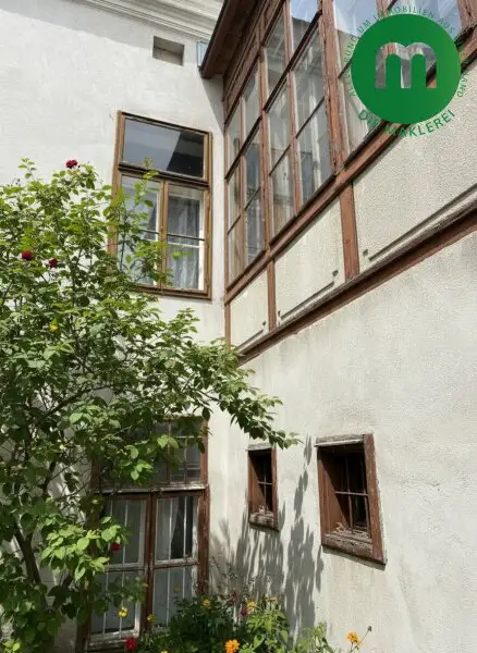 Altbauvilla aus der Jahrhundertwende mit großzügiger Liegenschaft