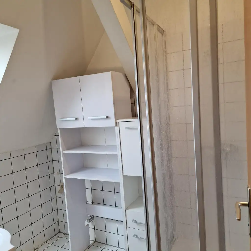 Voll möblierte 2,5-Zimmer-Dachgeschoßwohnung, 1 Monat mietzinsfrei!