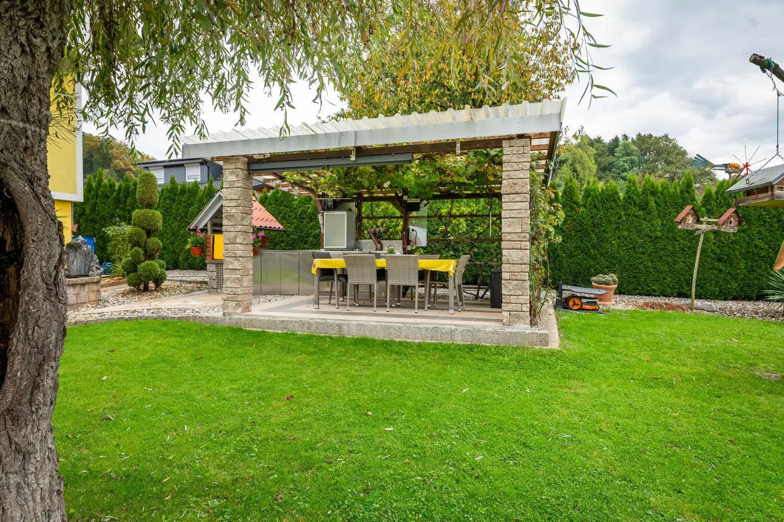 GARTENPARADIES für die ganze Familie mit Schwimmteich und 4 Garagen