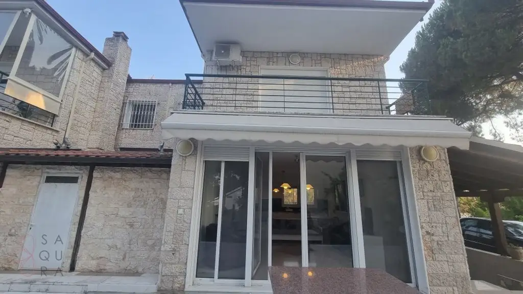 Chanioti – Strandnähe und Rendite vereint – Stilvolles Haus auf drei Etagen nur 100 Meter vom Meer