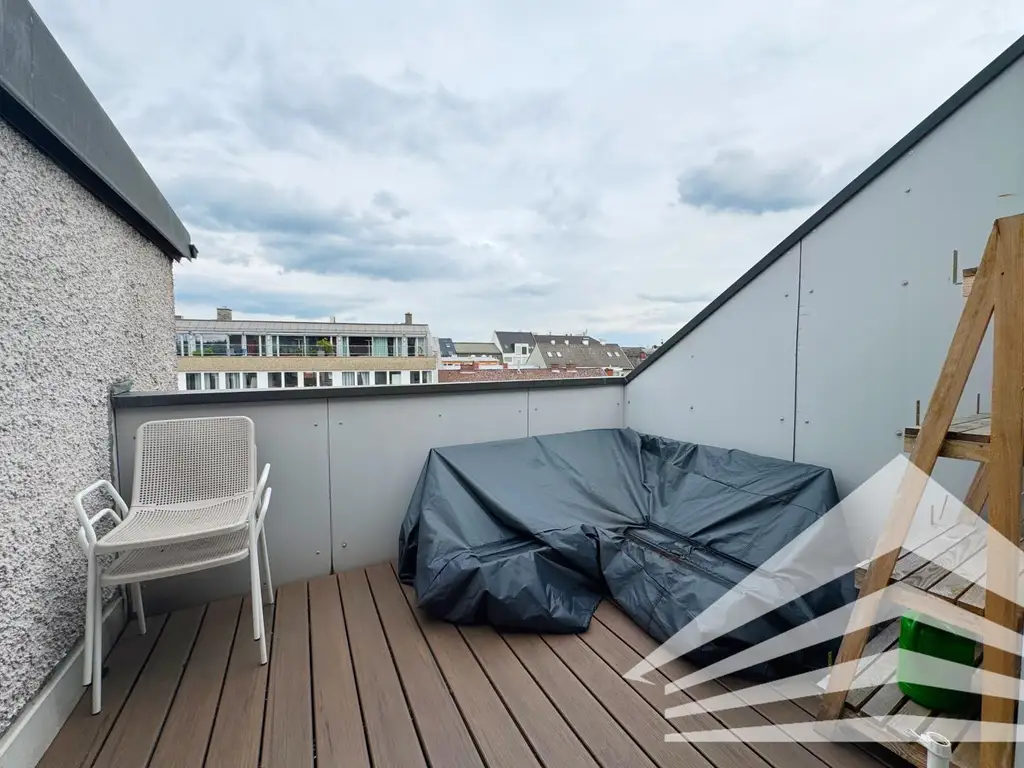 Ruhige 2 Zimmer DG-Galerie-Wohnung mit Küche in bester Zentrumslage