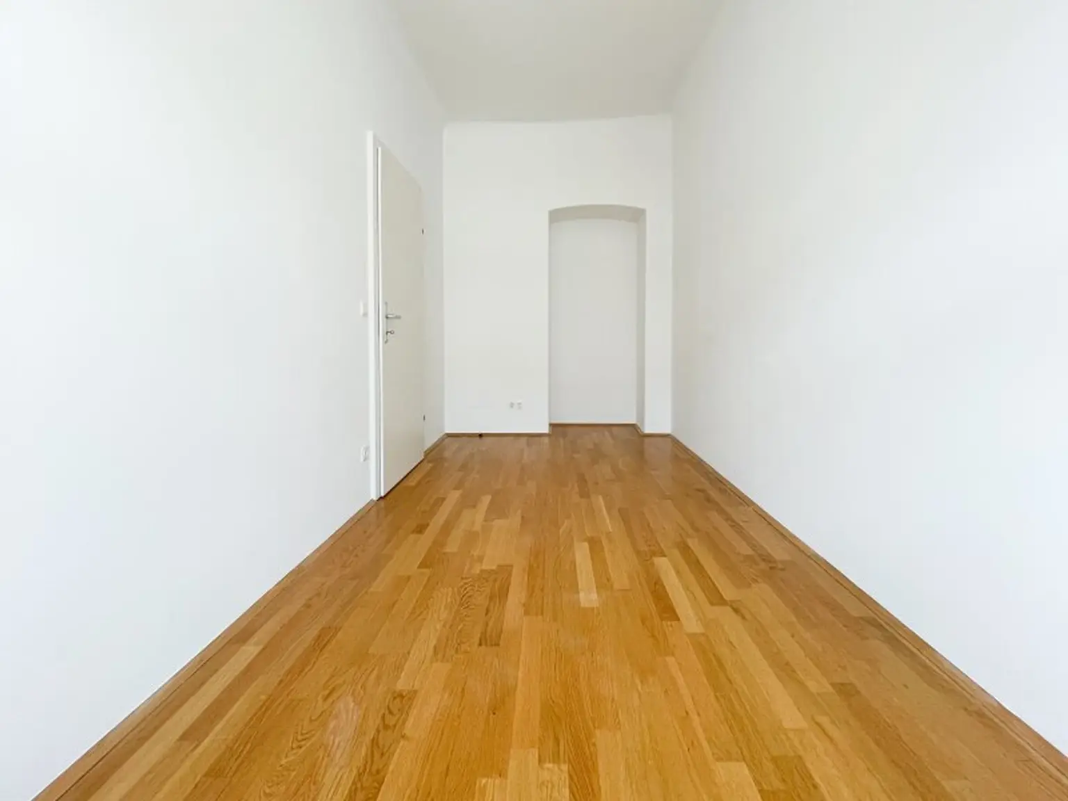 ALTBAUWOHNUNG MIT HOFSEITIGEM BALKON: 3 Zimmer inkl. Küche im 3. Liftstock