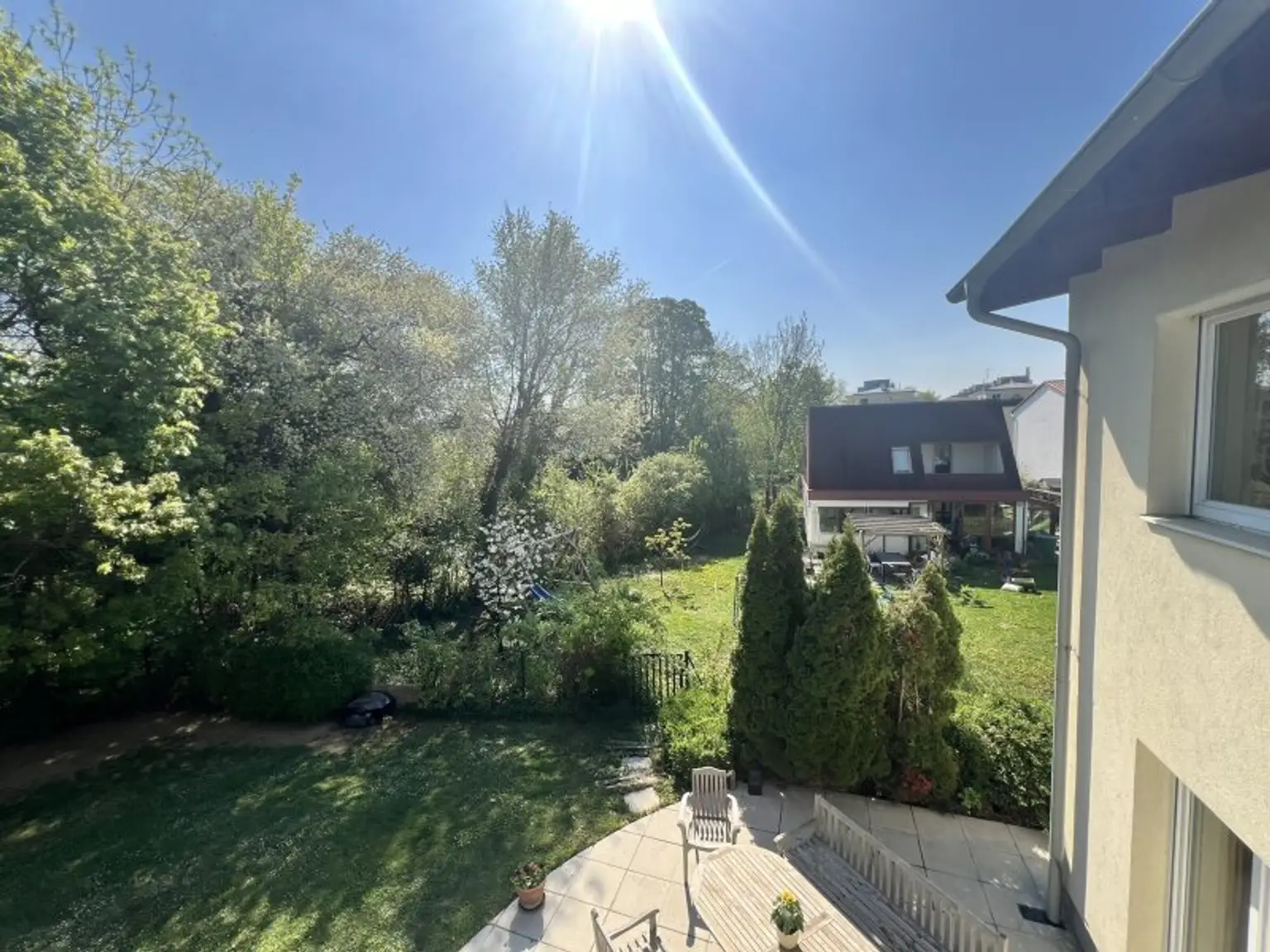 Moderne, zentrumsnahe Familienvilla mit großem Garten in gefragter Grünruhelage (!)