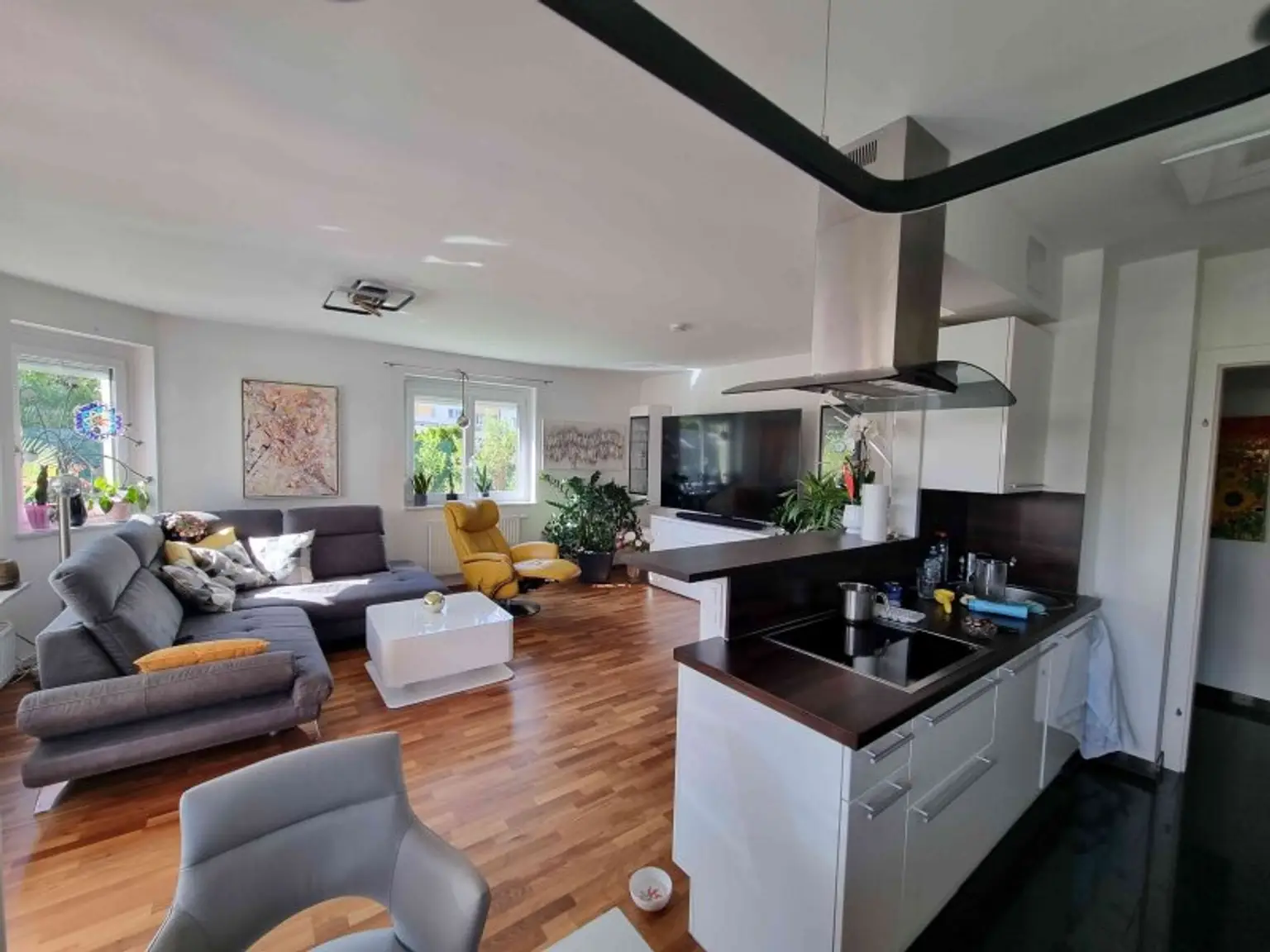 Traumhafte und neuwertige 3 Zi Gartenwohnung mit 220m² Eigengarten und Massiv-Pool in Waidmannsdorf mit Tiefgarage