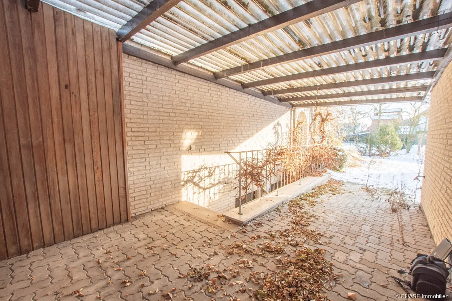 Überdachte Kellertreppe