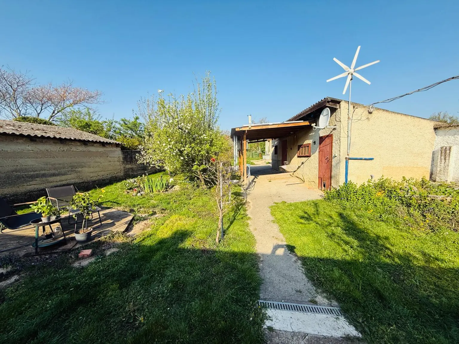 Ansicht Garten & Nebengebäude