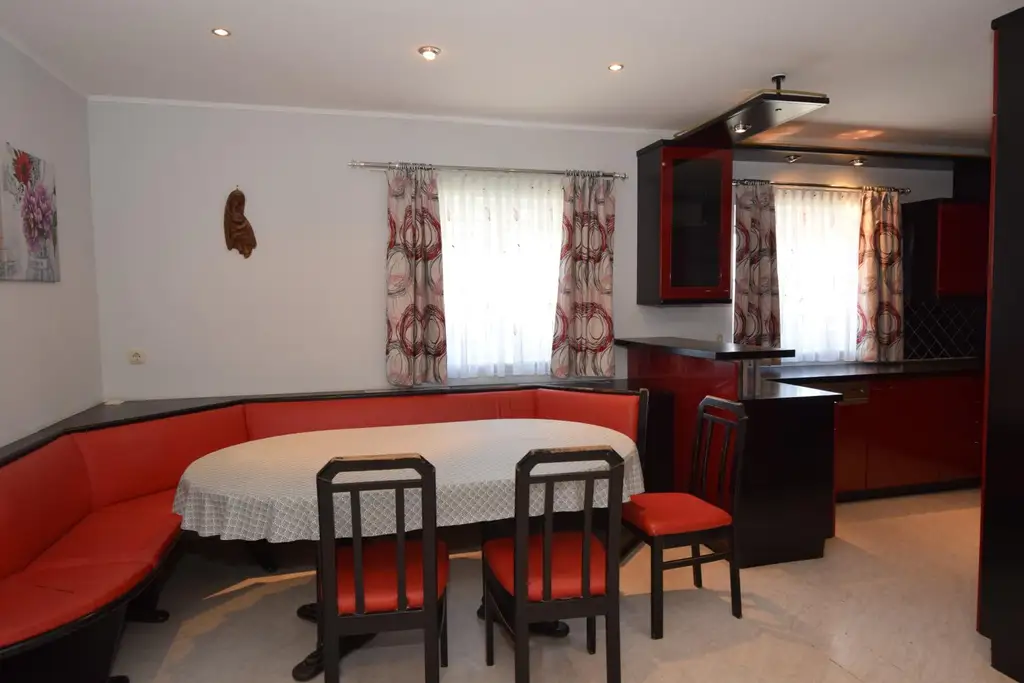 Netter Bungalow mit Garten und Pool