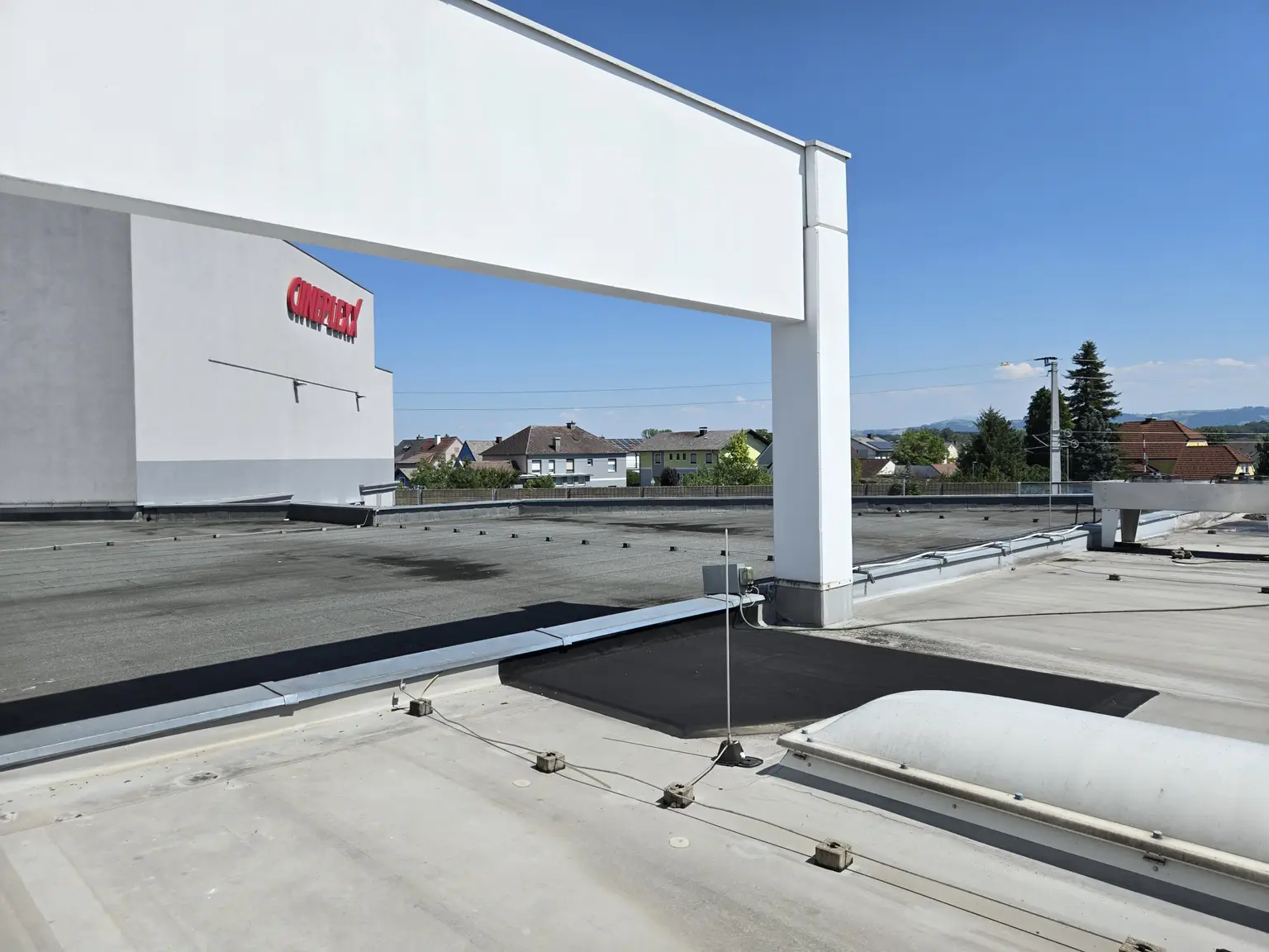Ausblick vom Großraumbüro auf lokalen Bahnhof und Kino - Büro T.2.17