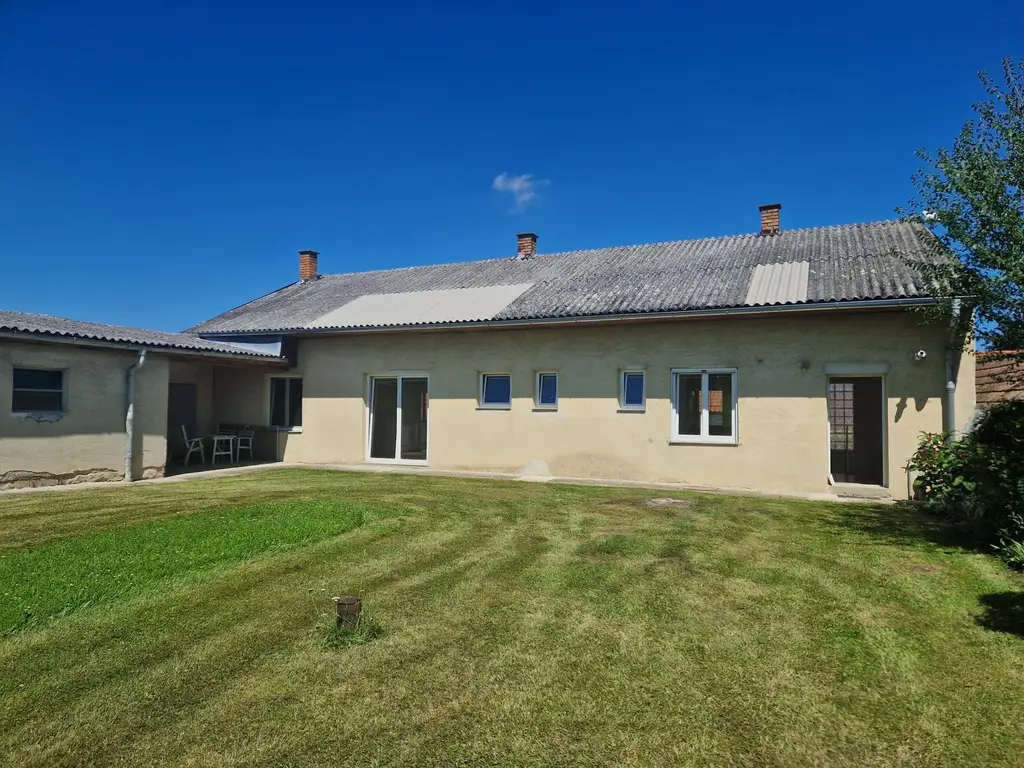 LIEBEVOLLES LANDHAUS MIT GARTEN UND GARAGE ZUR MIETE